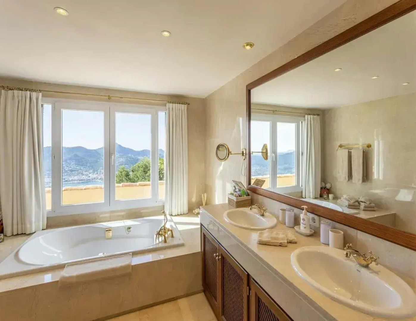 Lavish Villa With Saltwater Pool