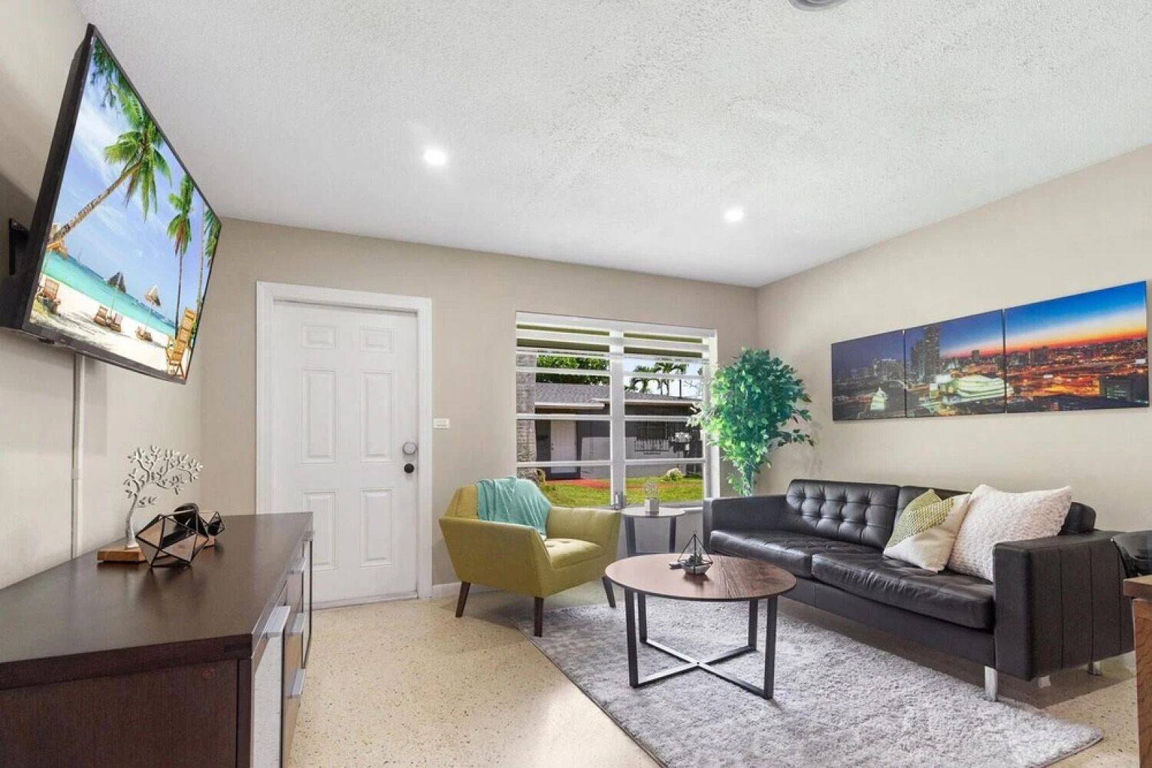 King /Queen Bed Mins from beach. Perfect get-away!