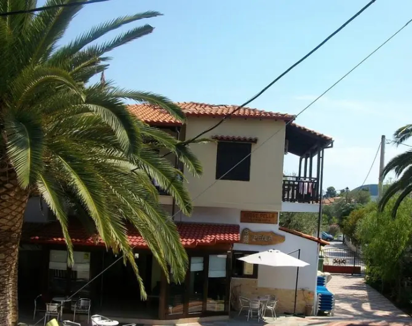 Pella House Studios & Apartments