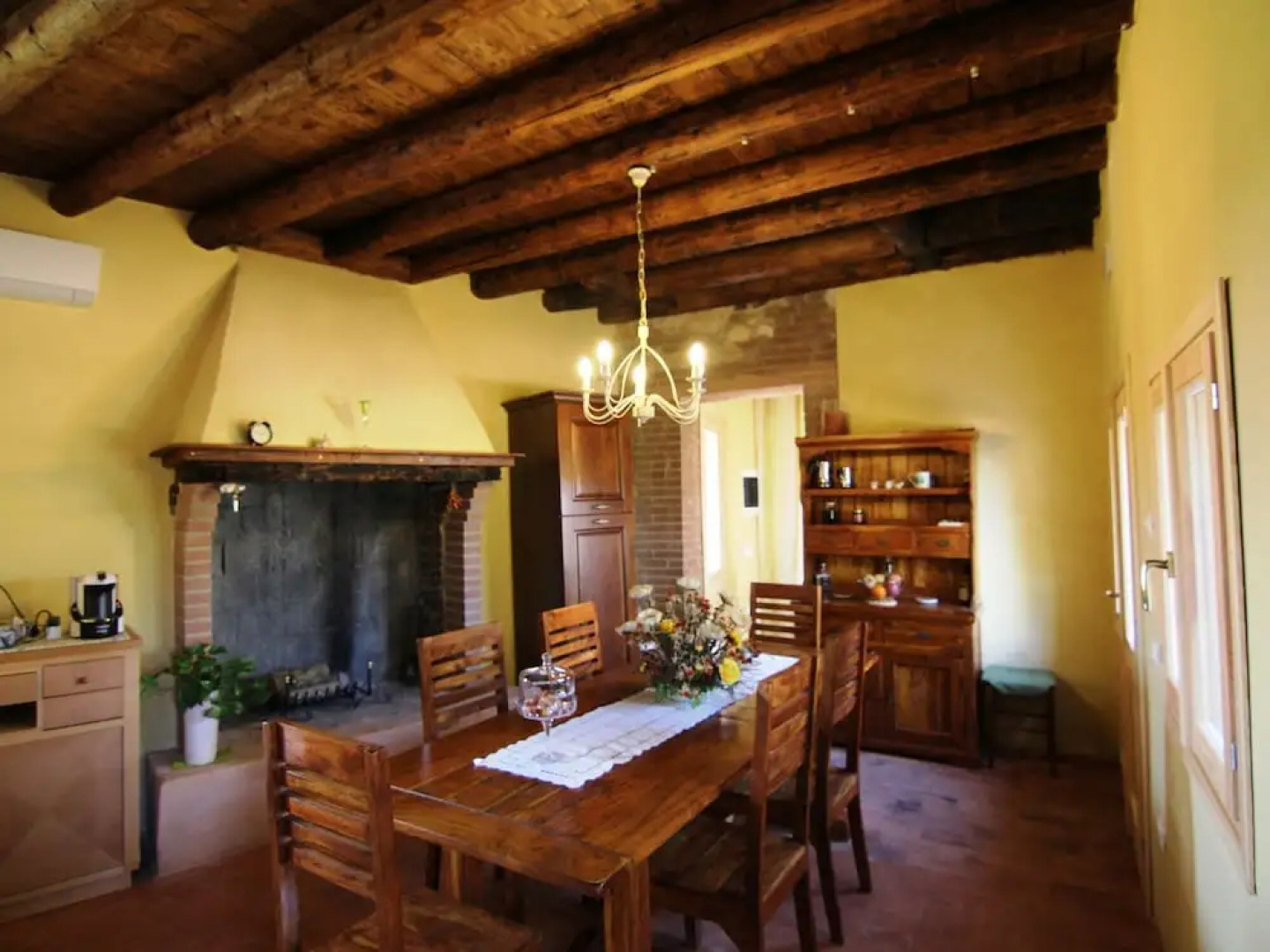 Renovated, Spacious and Cosy Countryside House. Wi-fi, Garden and Swimming Pool