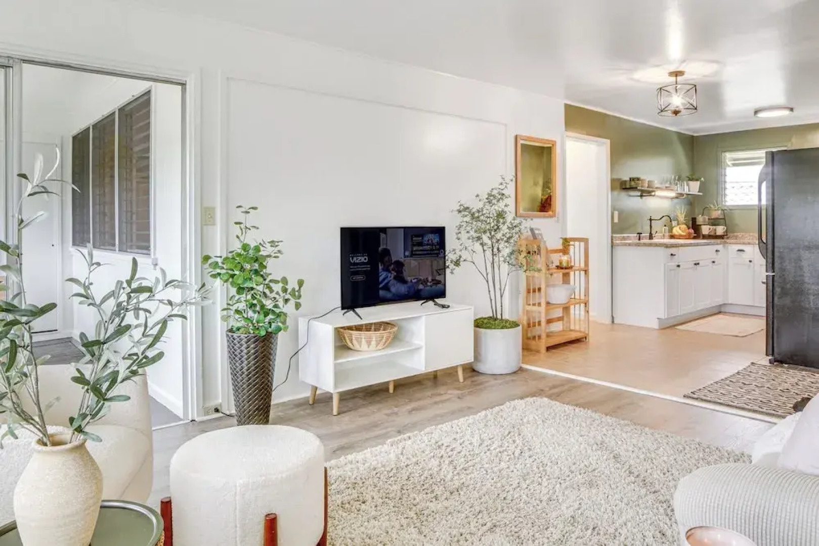 Hilo Apartment w/ Lanai - 2 Mi to Beaches!