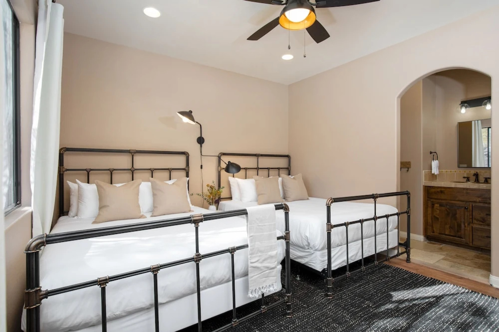 Desert Stone by Avantstay Contemporary Desert Oasis With Pool & Hot Tub