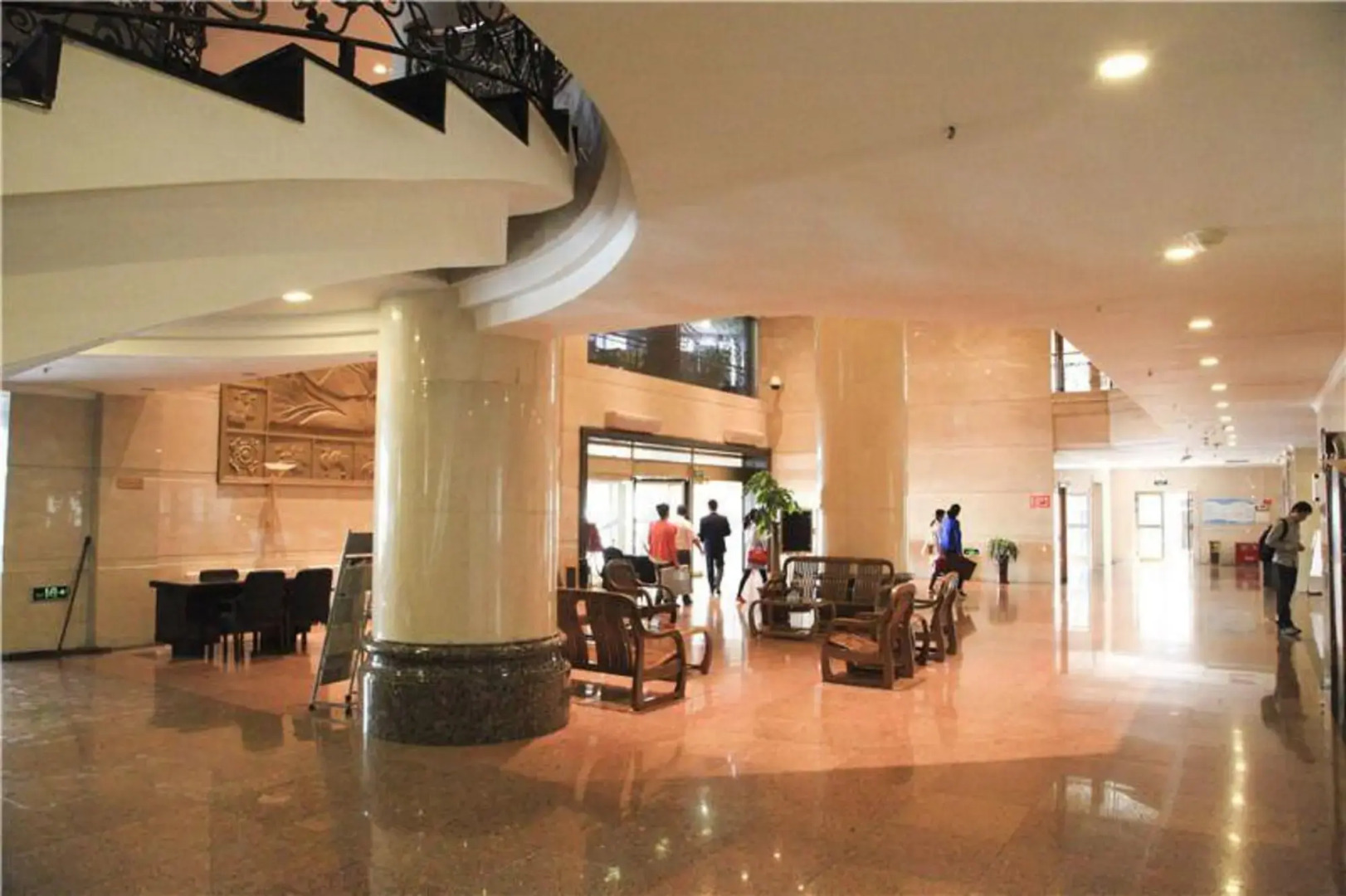 Yili Huacheng Hotel (Liuxing Street)