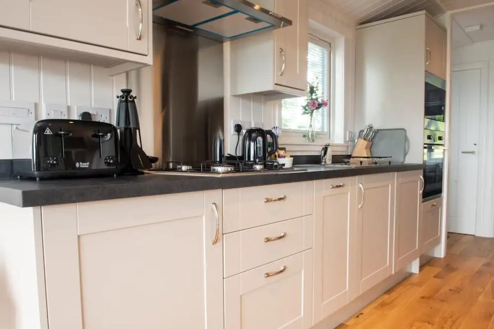 Super King Lodge-sleeps 2-hottub-sea View