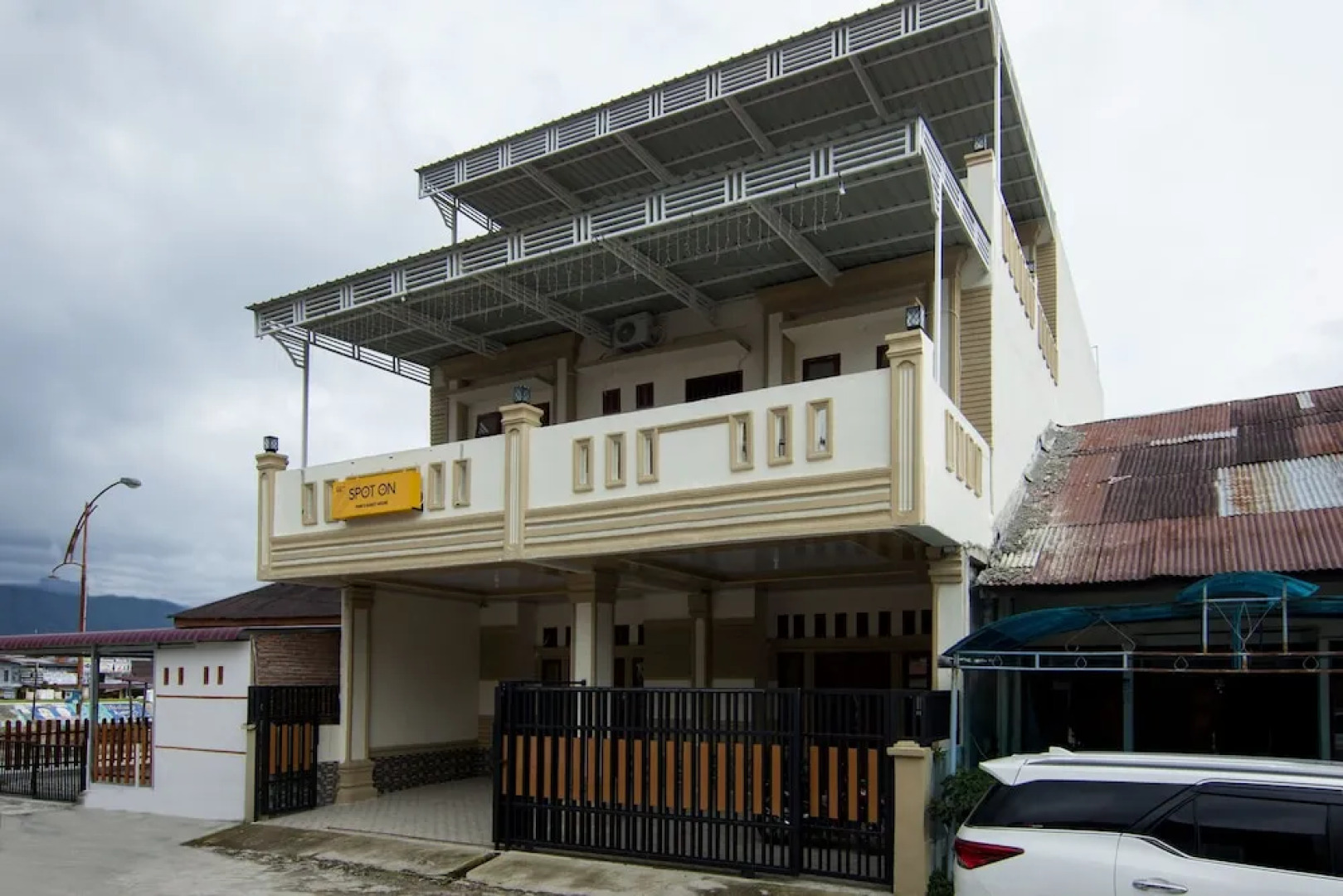 Pink's Guest House by OYO Rooms