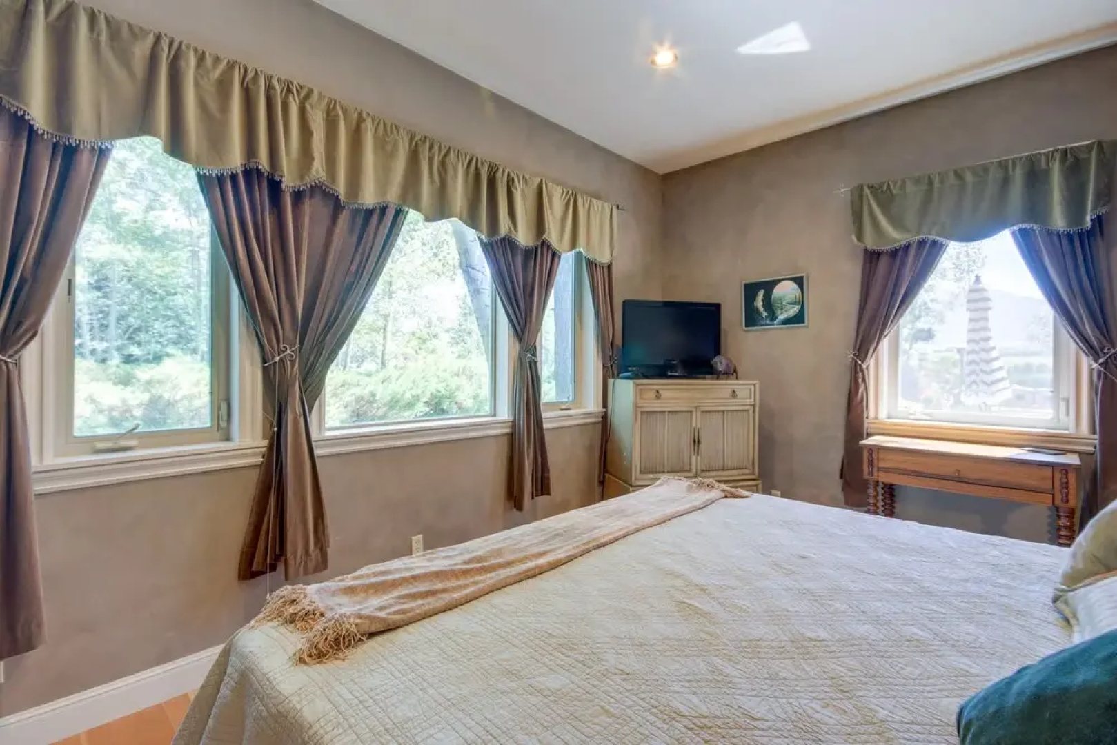 Riverfront Livingston House in Paradise Valley!