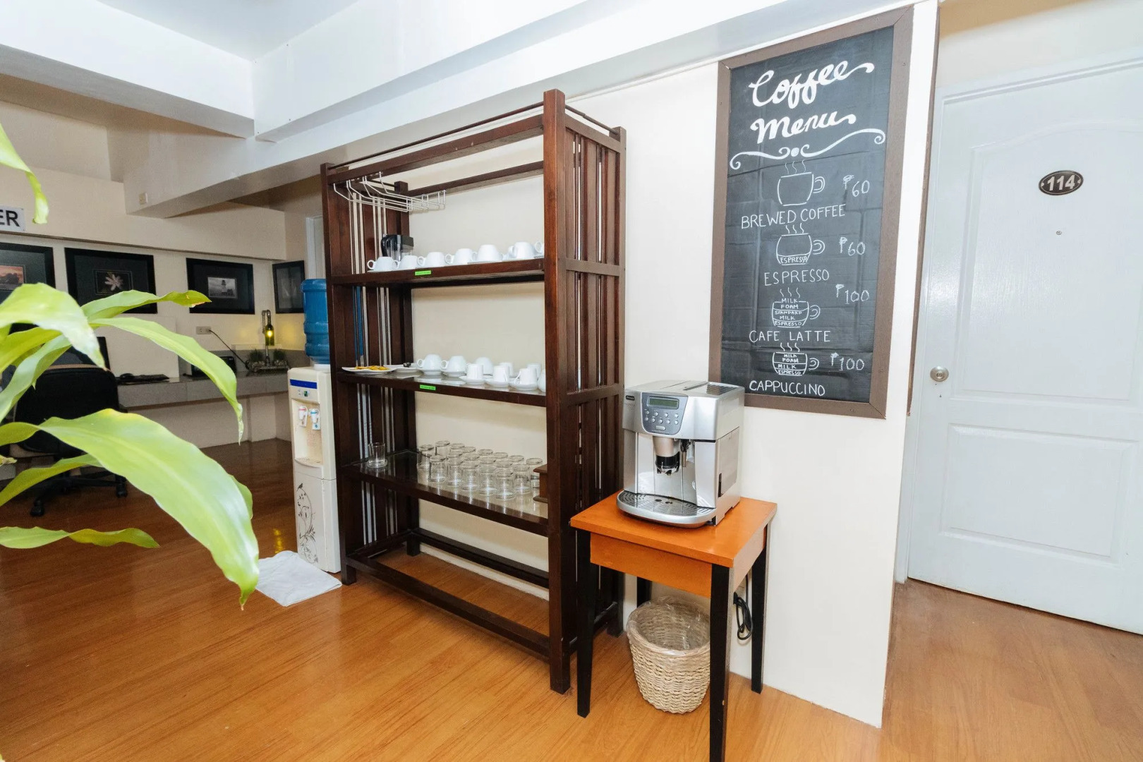 RedDoorz @ Amorsolo Makati