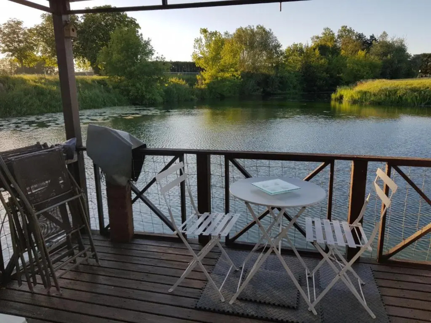 Mobil-home flottant SEURRE vue panoramique sur l'eau jacuzzi privé en option