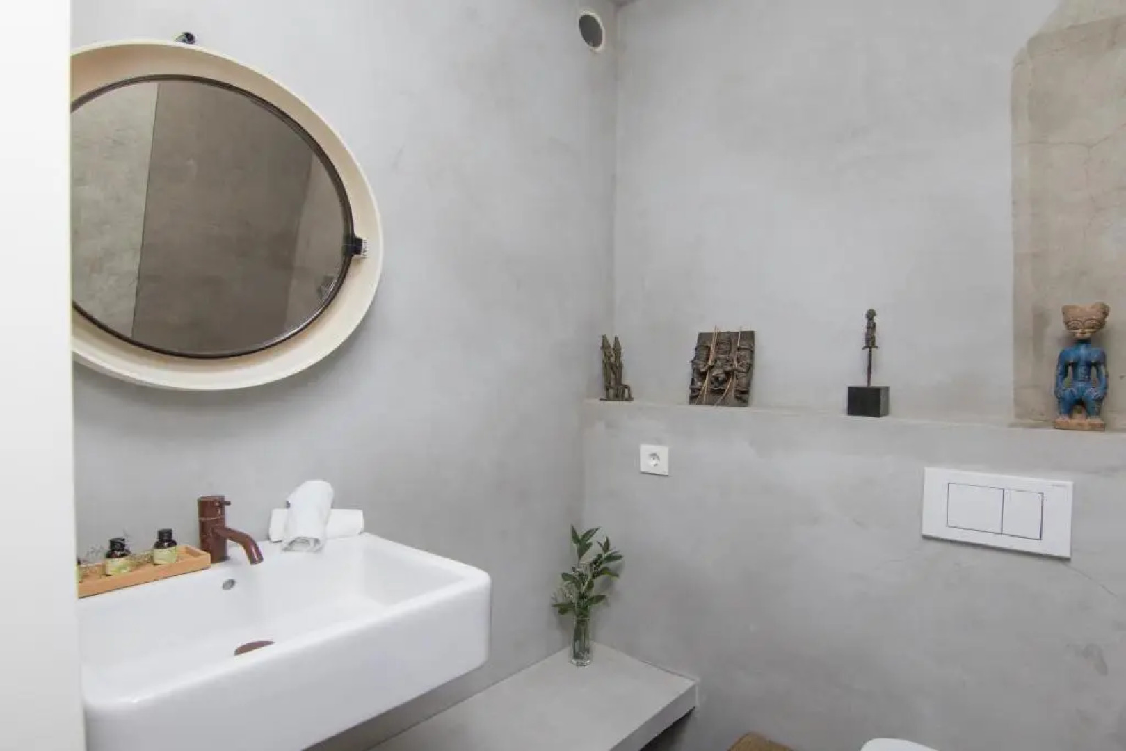 Exclusive Design Villa : 1080 m2, oceanfront, 2 swimming pools.