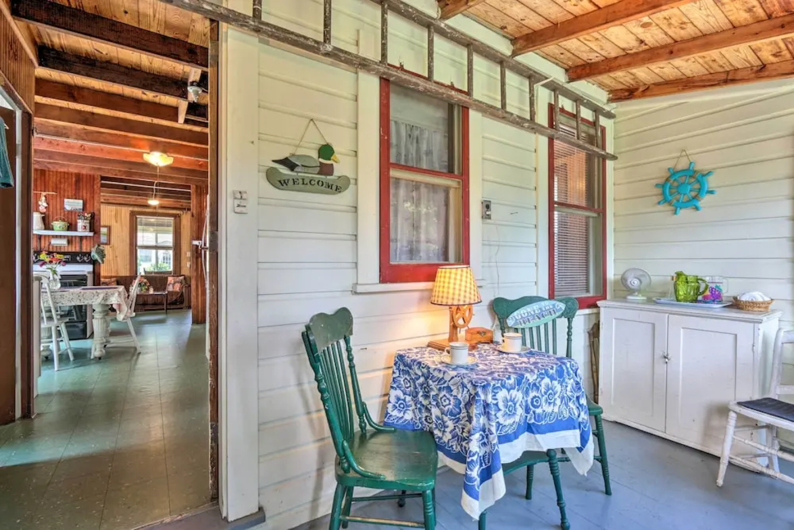 'grandma's Cottage' w/ Sunroom: Walk to Beach