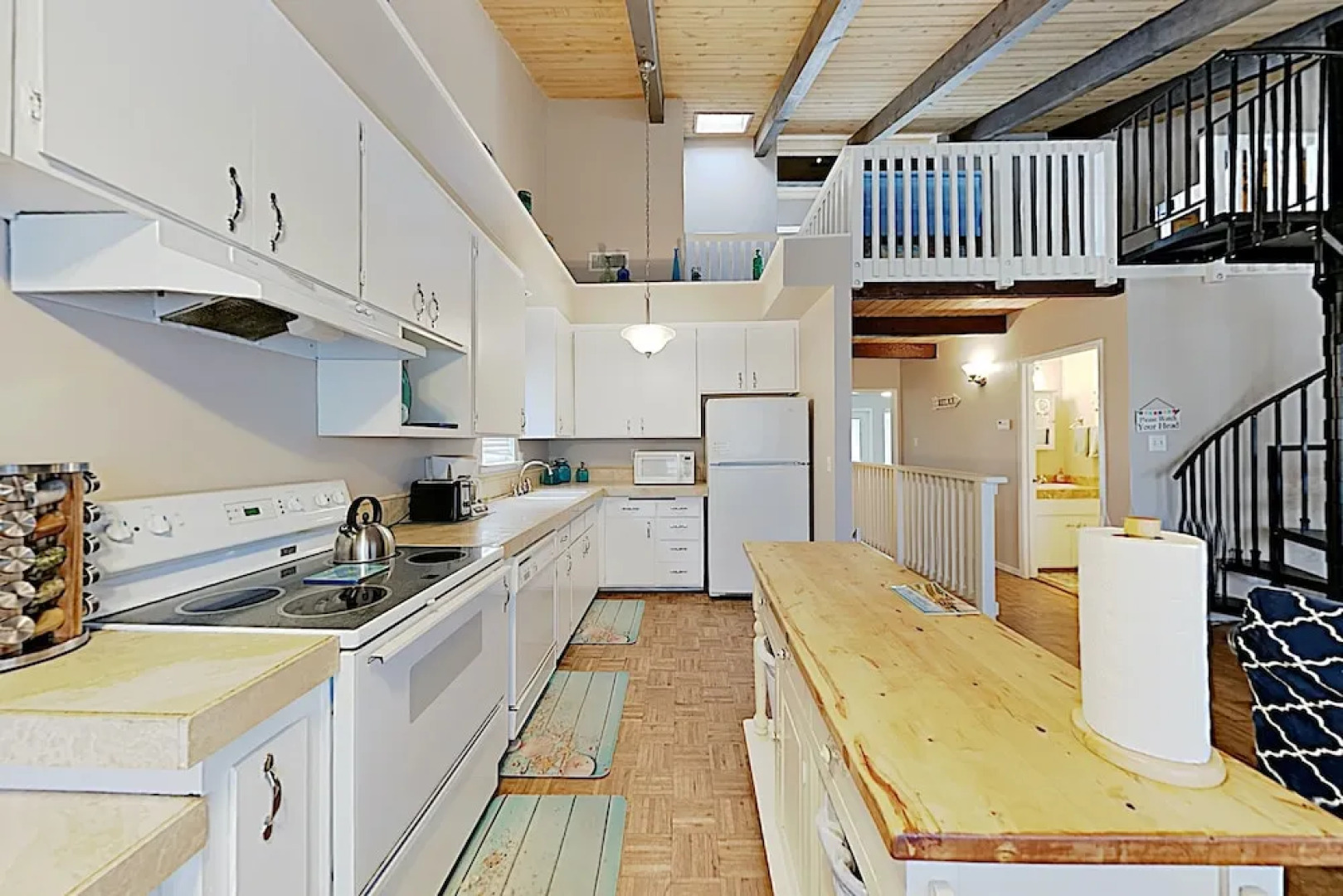 Airy Beach W/ Ocean Views, Balcony & Patio 3 Bedroom Home