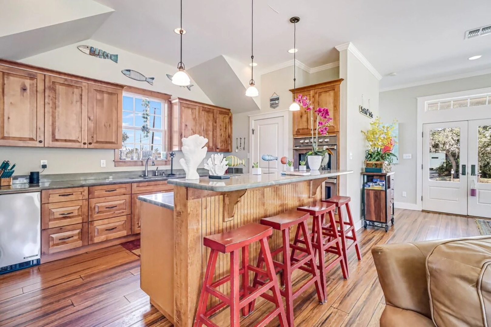 The James Pearl 4 Bedroom Home by RedAwning