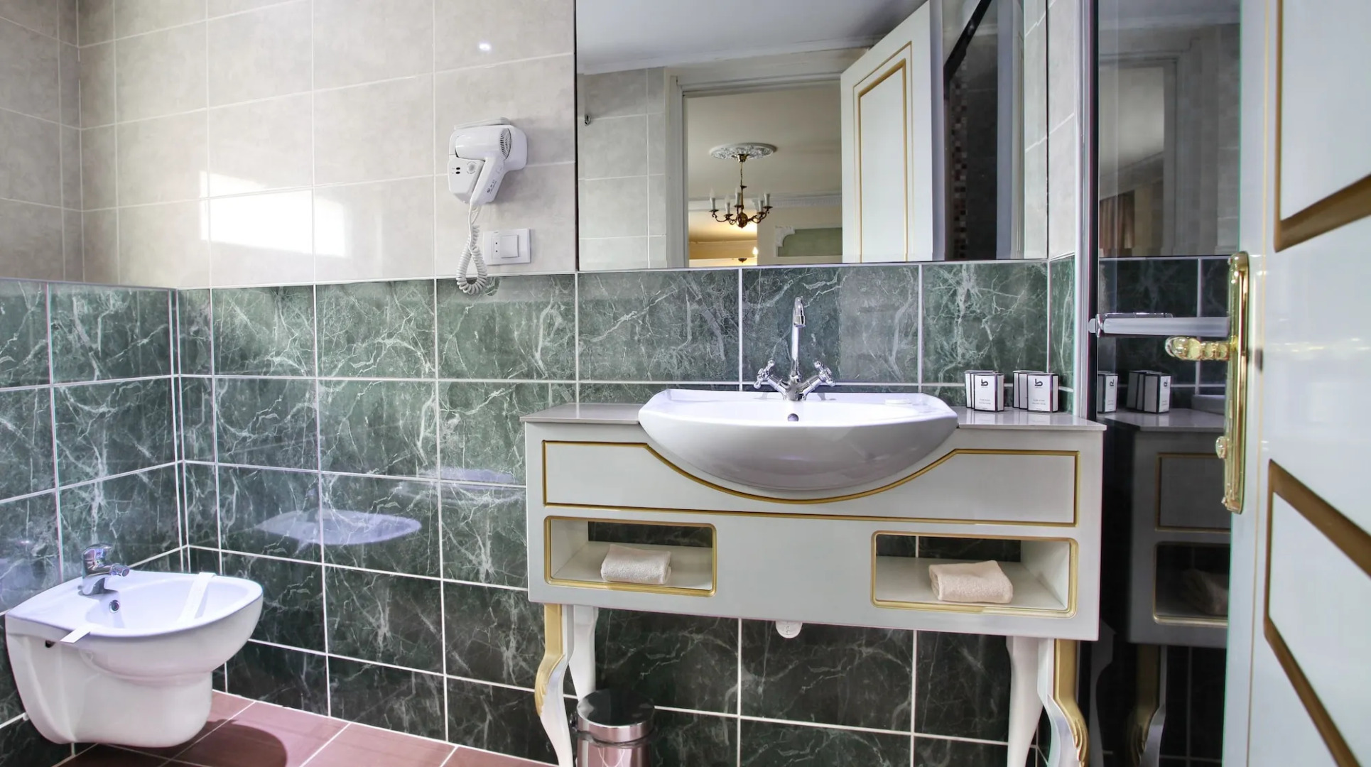 Queen's Astoria Design Hotel