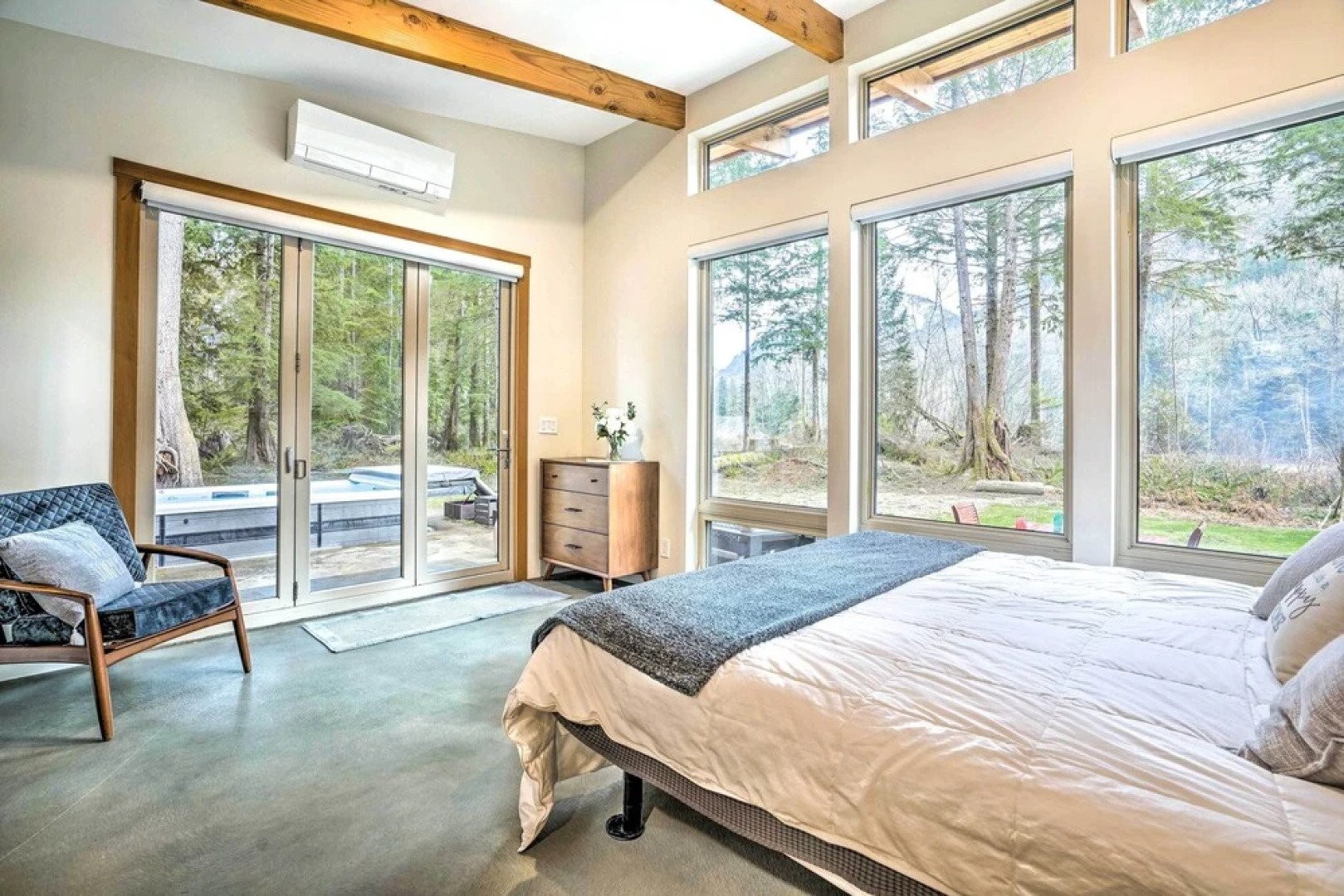 Gold Bar Cabin on Skykomish River: Heated Swim Spa