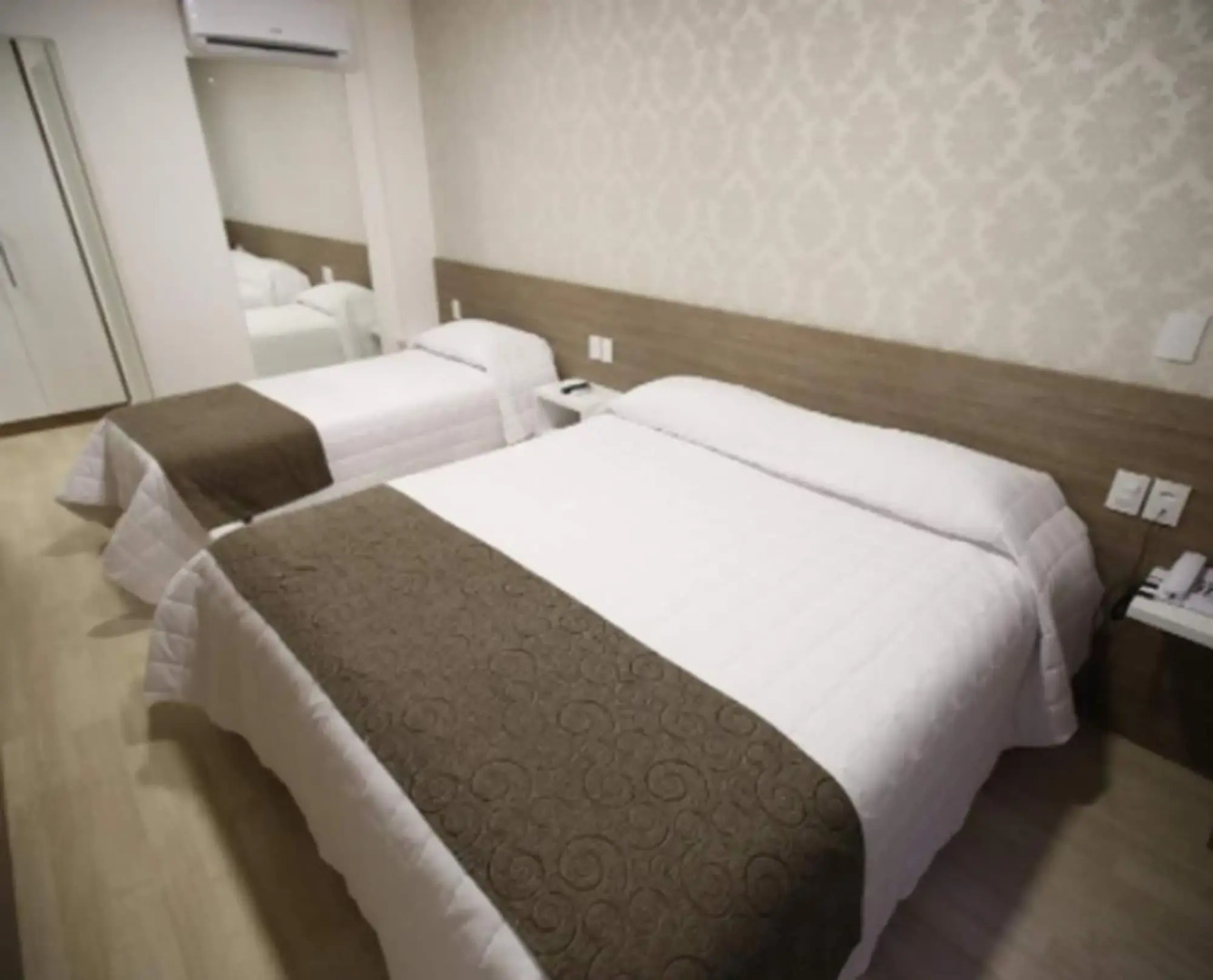 Holiday & Business Hotel - Ao lado do Centro de Eventos e Arena Conda