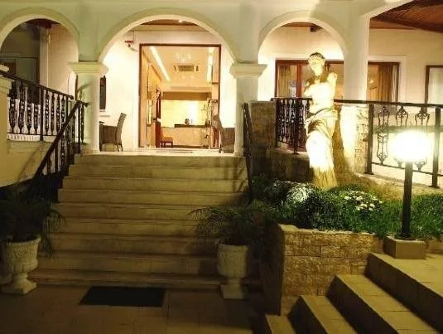 Venus Hotel & Suites