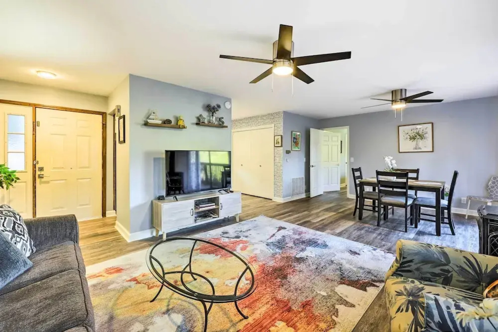 Holiday Island Home: Mountain View + Hot Tub!