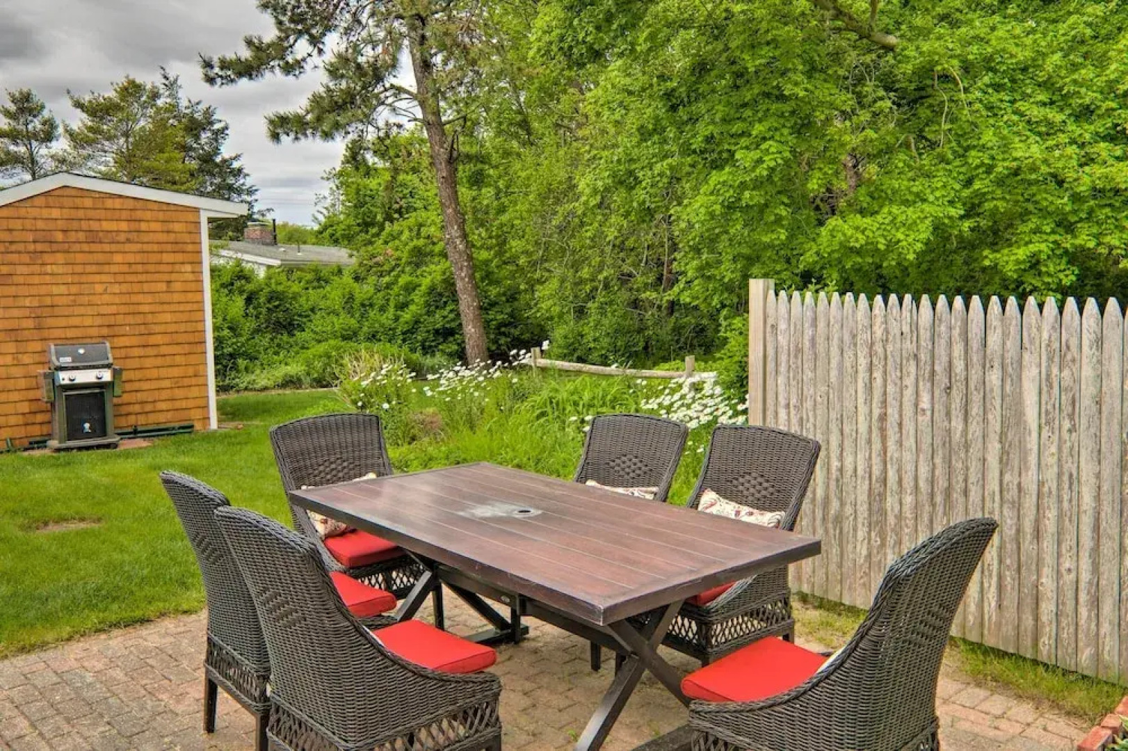 Charming Hyannis Cottage: 1 Mi to Beach!