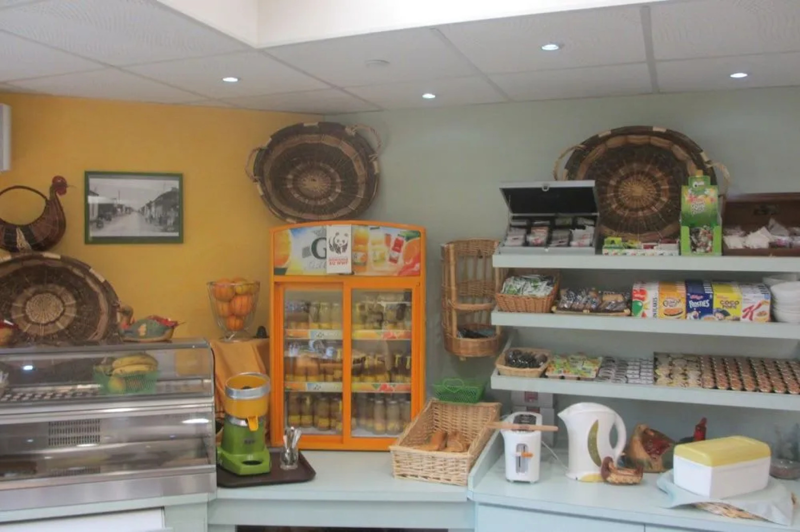 Hôtel-Restaurant La Crèche et sa piscine intérieure - Logis Hôtels