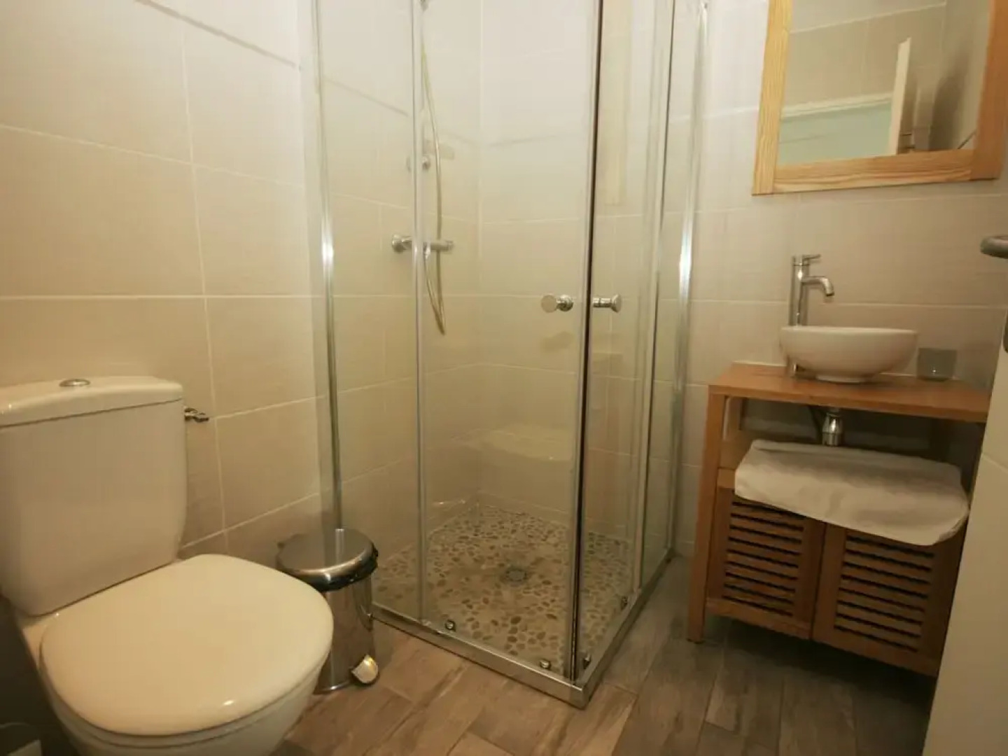 Beautiful Modern Villa With Pool, Jacuzzi and a Luxury Kitchen Island