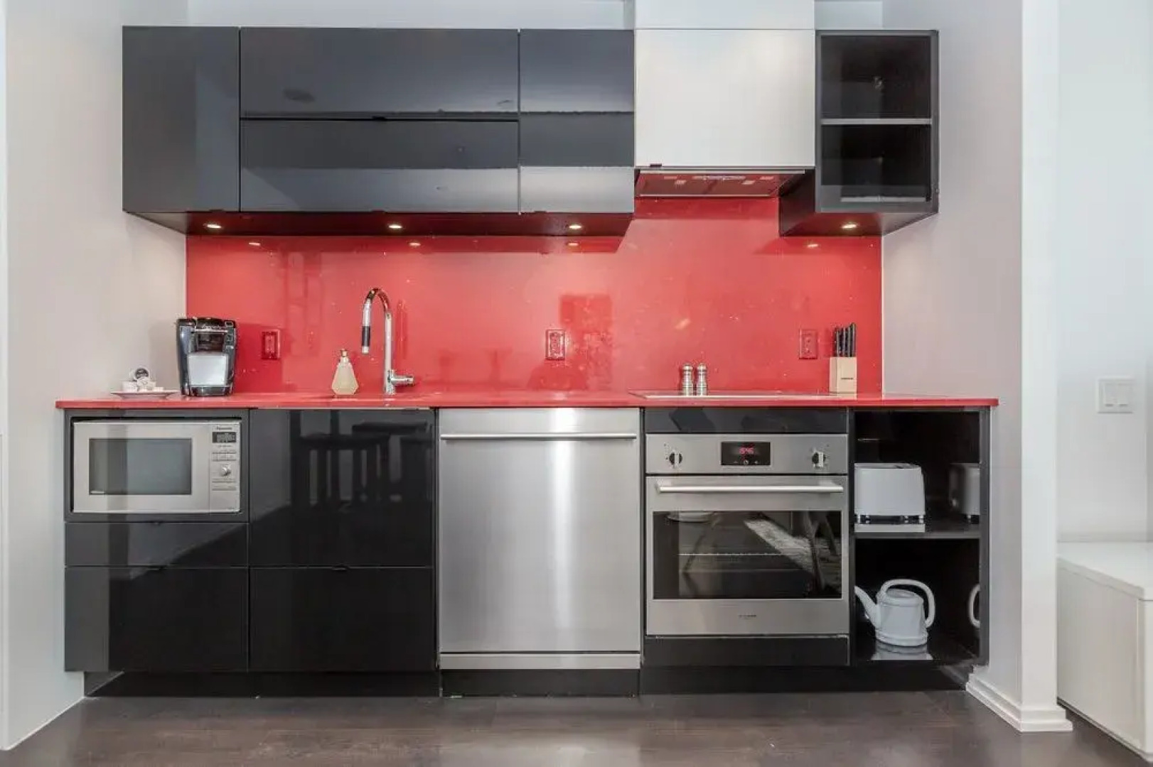 Noel Suites- Peter and Richmond St West