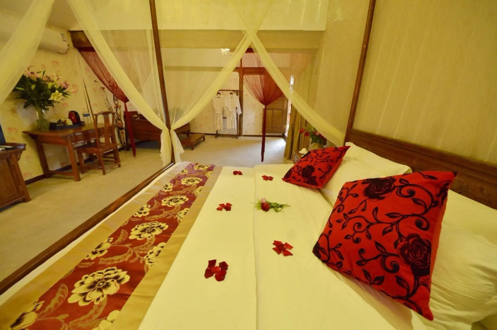 Lijiang Hua Qian Yue Xia Inn