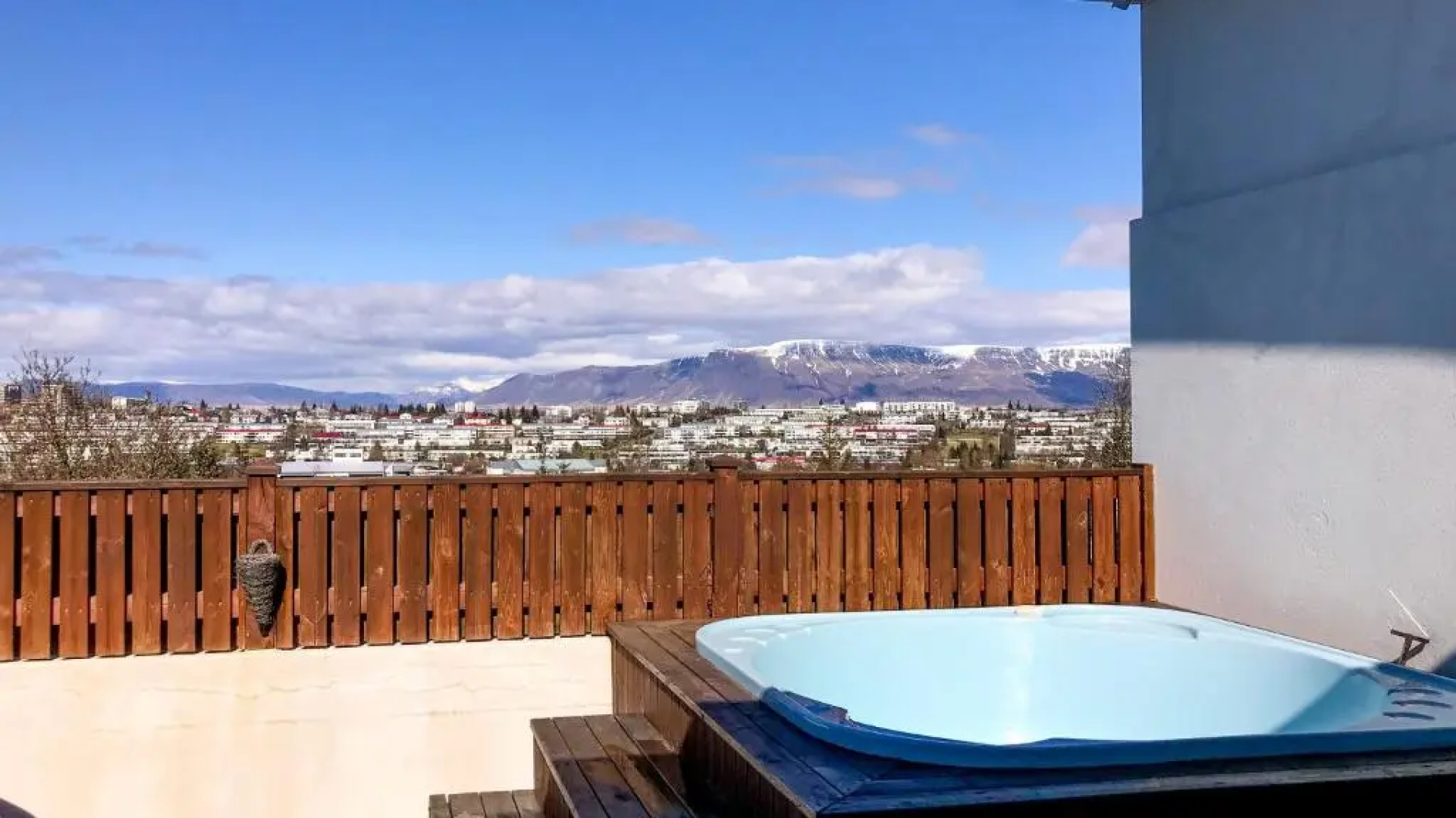 ICELAND SJF Villa , Hot tub & Outdoor Sauna Amazing Mountains View - 15 min to downtown