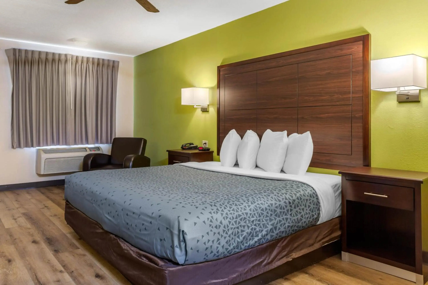 Econo Lodge West - Coors Blvd