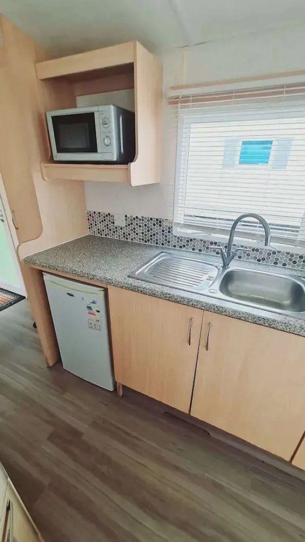 3-bed Cabin, Sleeps 6 With Pool & 5 Mins to Beach