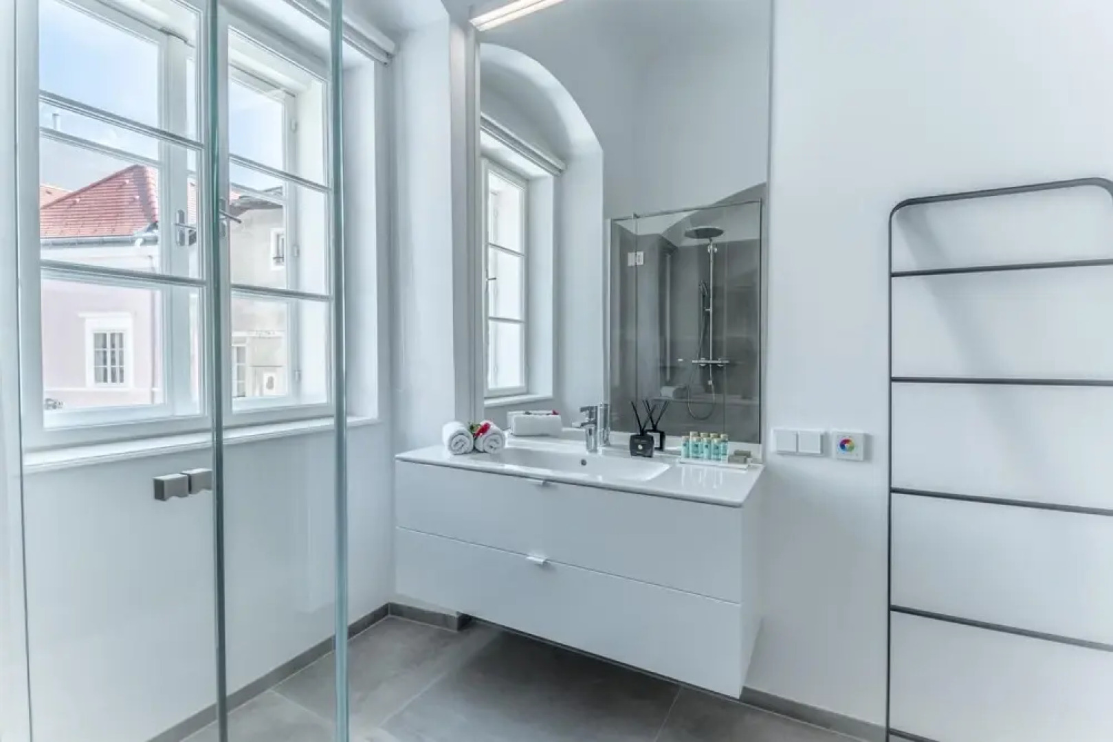 Deluxe Studio Art Collection With King Bed View and Air Conditioning