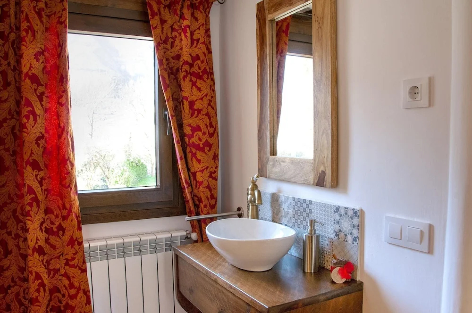 House With 4 Bedrooms in Anciles, With Wonderful Mountain View, Furnished Balcony and Wifi Near the Slopes