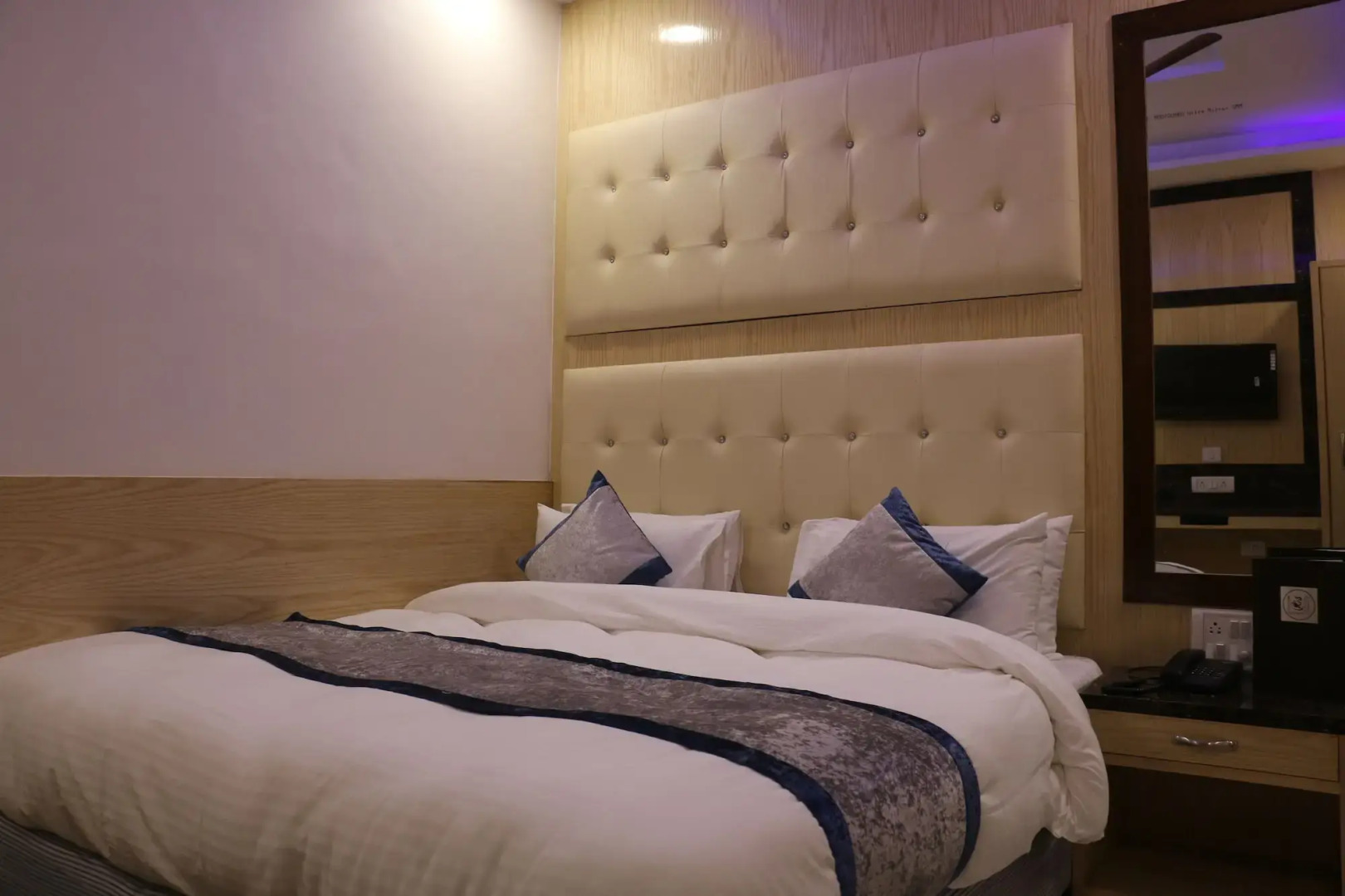 Check In Room Chuna Mandi