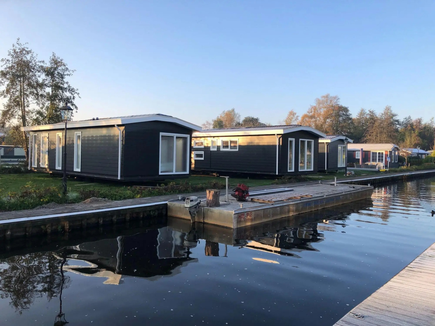 Chalet with a view of lake the Wiede in Giethoorn