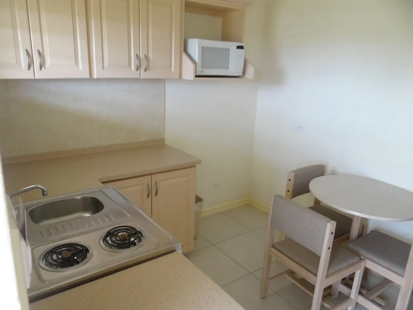 Tropical Winds Apartment Hotel