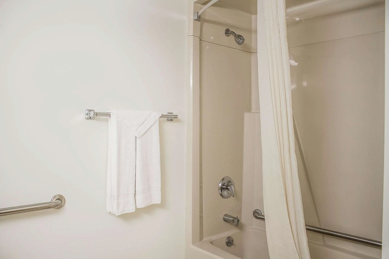 Econo Lodge on the Bay