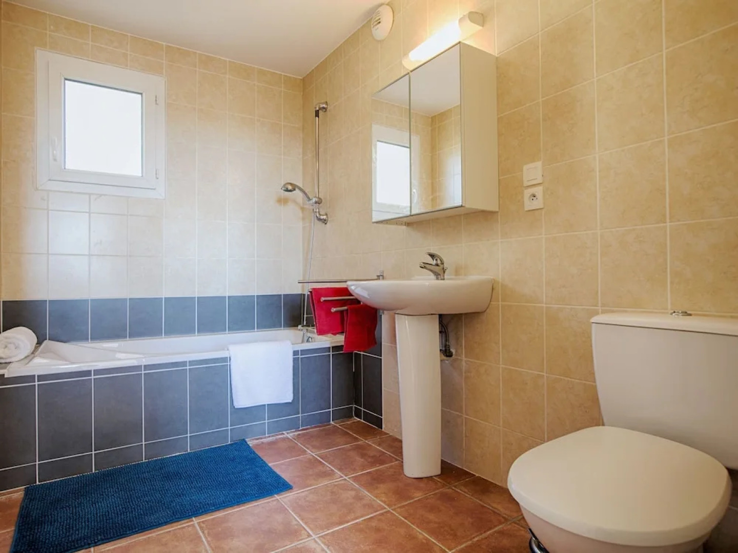 Beautifully located holiday villa with private swimming pool and lovely view!