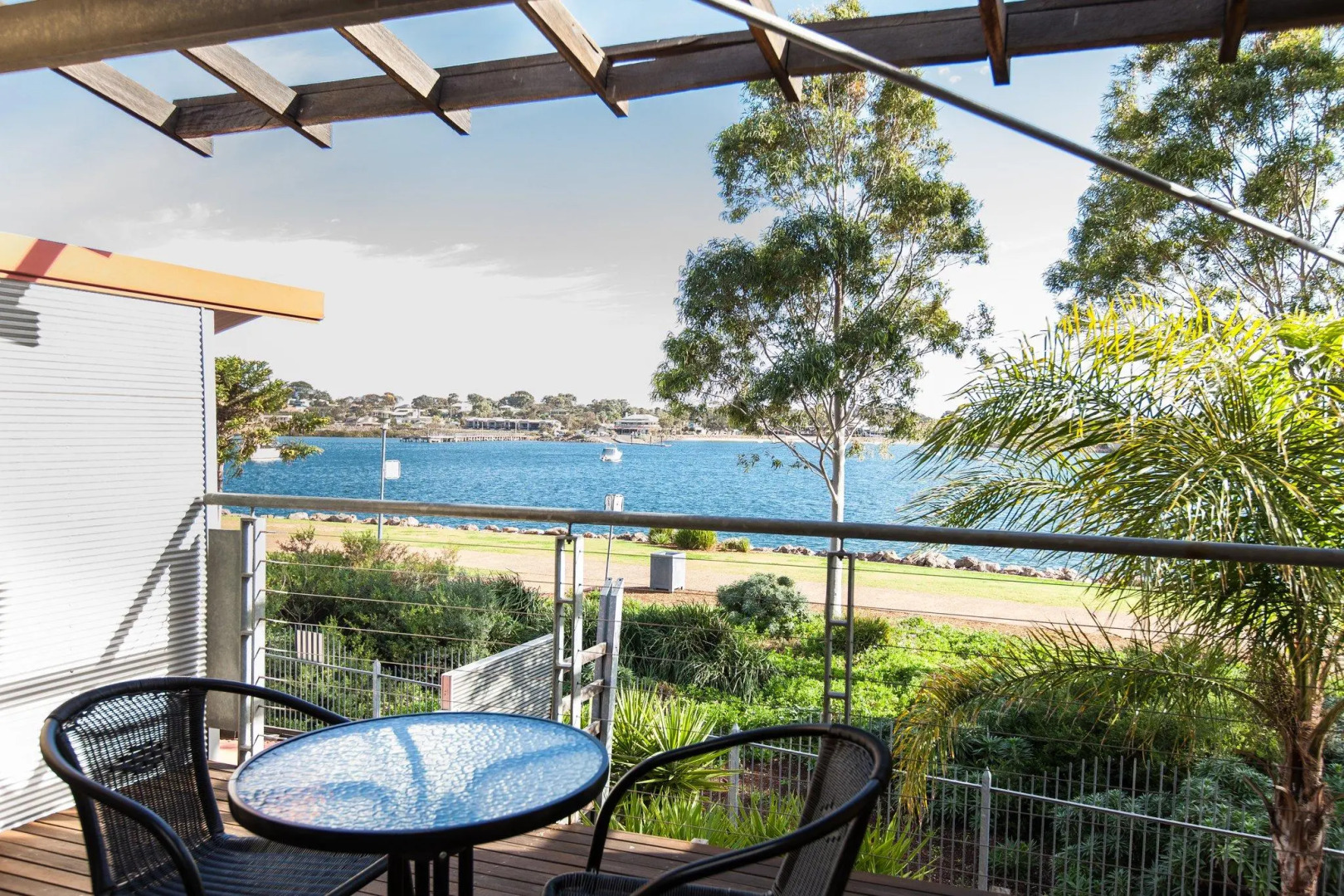 Majestic Oasis Apartments