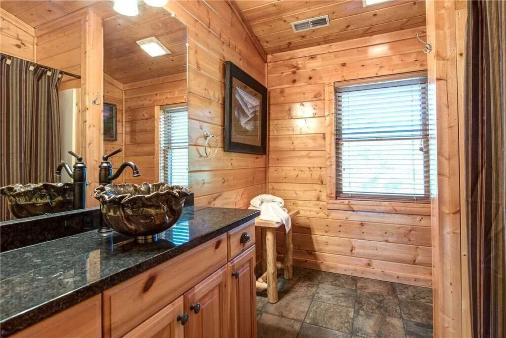 Dreamscapes 5 Bedroom Mountain View Home with Hot Tub