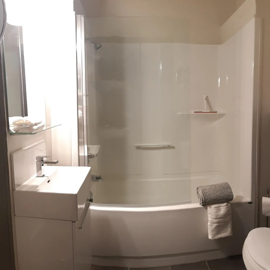 Oberge Inn  Riverside guest room in Val-David village with free parking