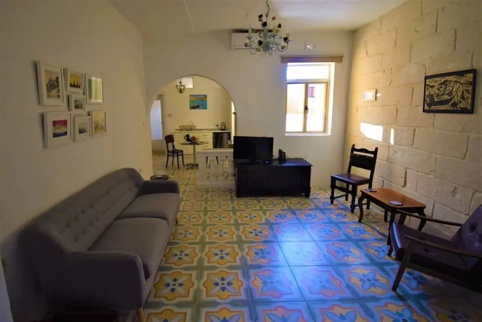 Stylish Maltese Retreat- Stunning Water Views & AC