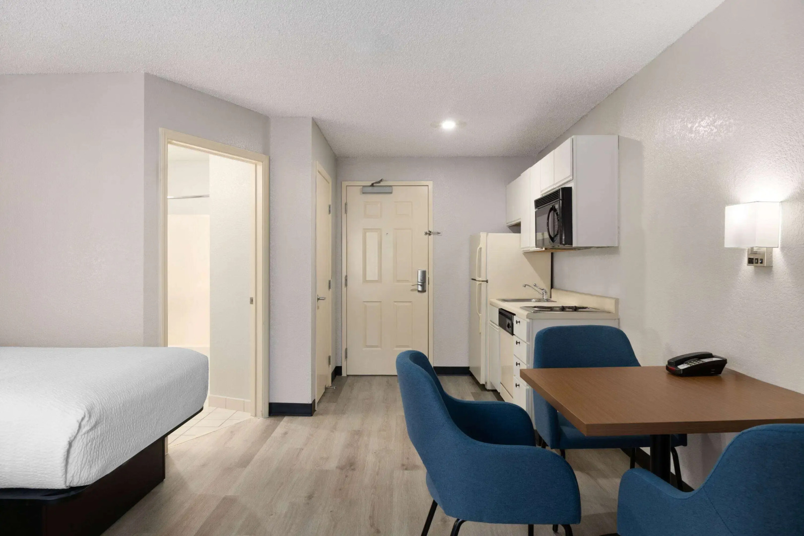 Days Inn & Suites by Wyndham Green Bay WI.