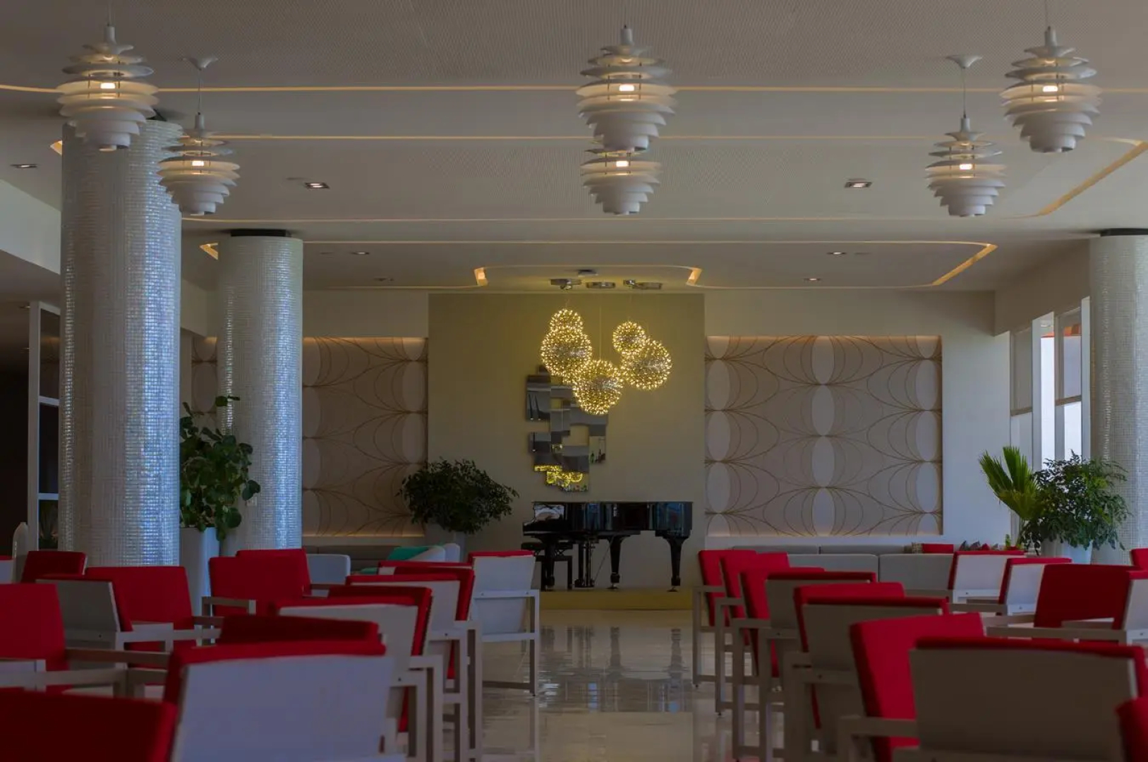 Gran Muthu Almirante Beach