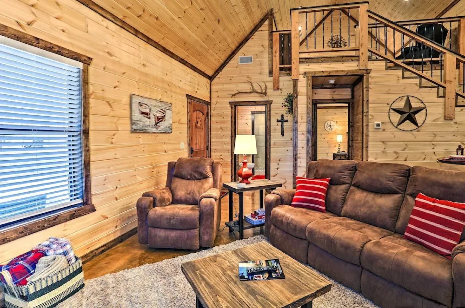 'the Breeze' - Broken Bow Cabin w/ Hot Tub & Deck!