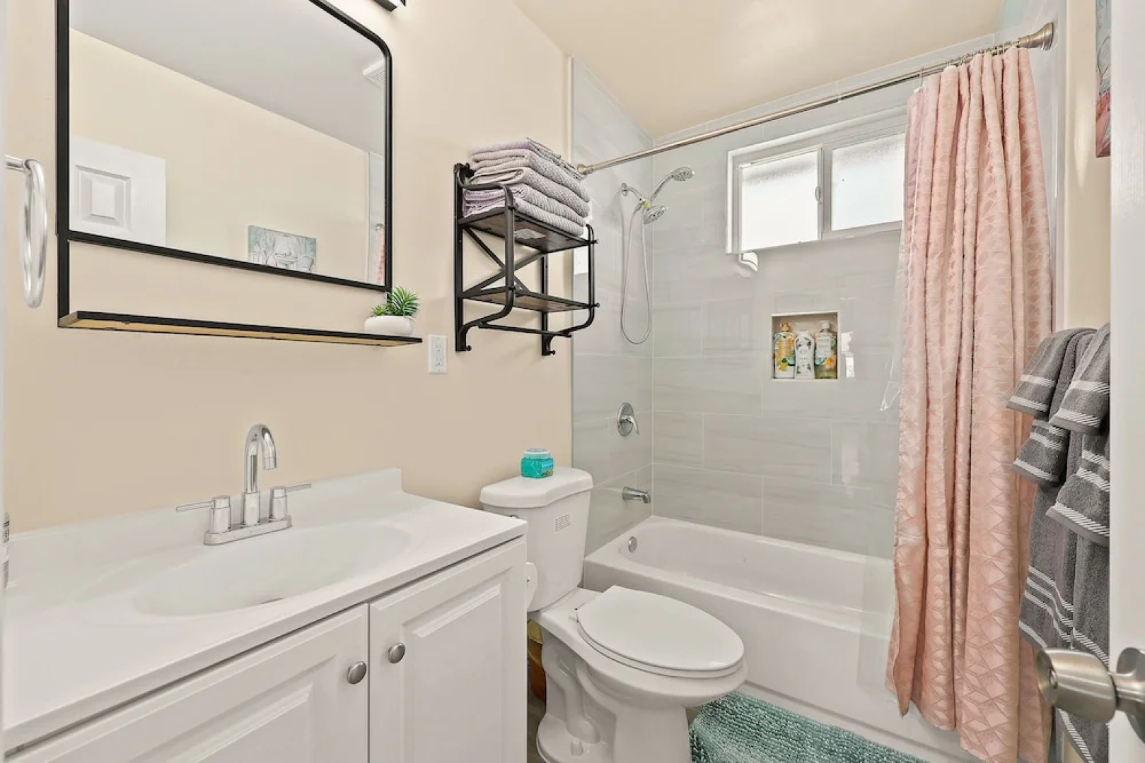 Sunny & Cheerful Near I-10 ~ Queen Beds ~ Parking