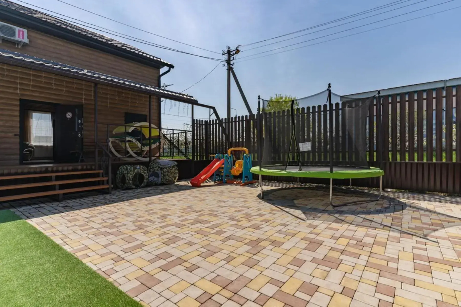 West House (Вест Хаус) с бассейном и сауной