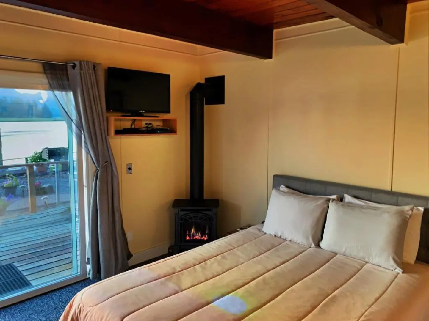 Wheeler on the Bay Lodge & Marina