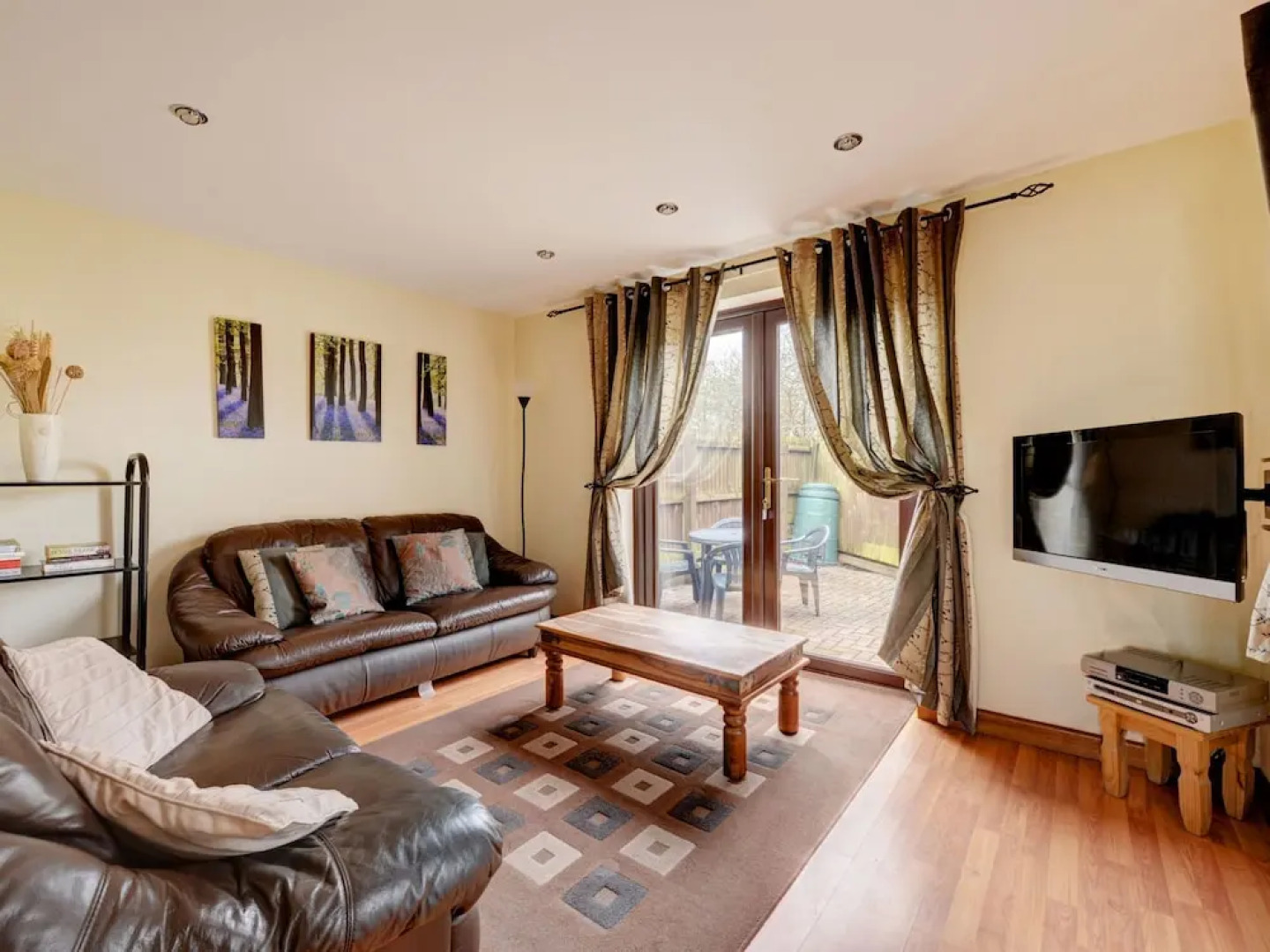 Holiday Home With French Doors to Sunny Terrace and Private Parking