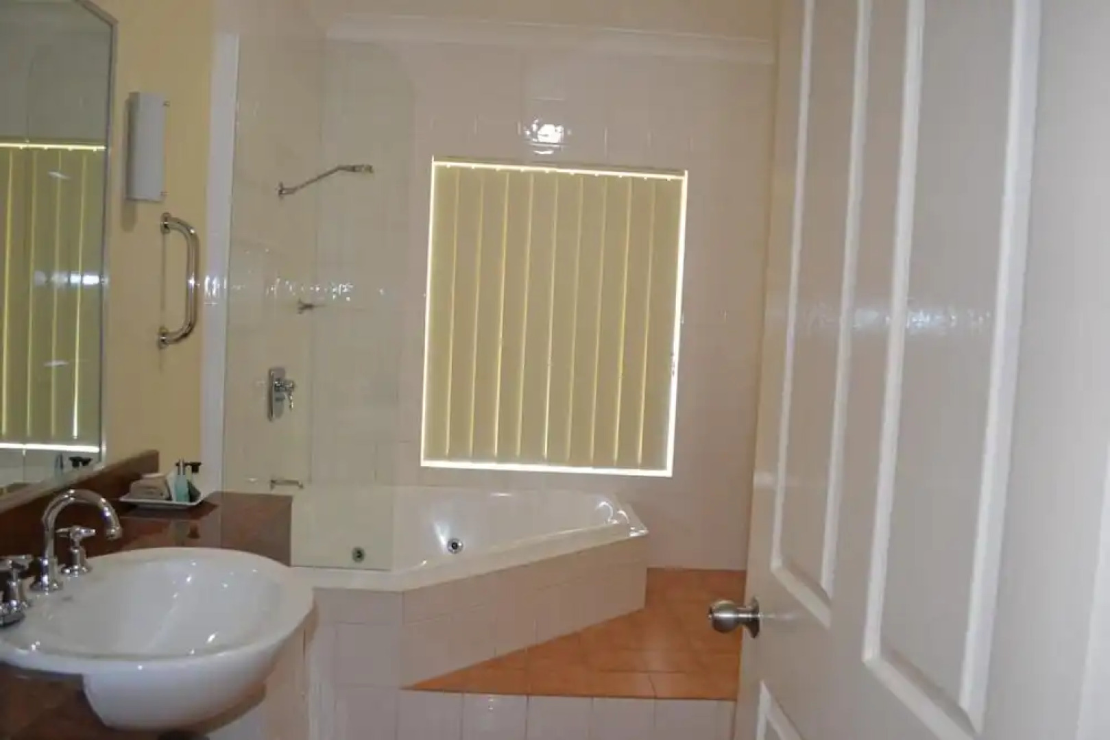 Golden Guitar Motor Inn