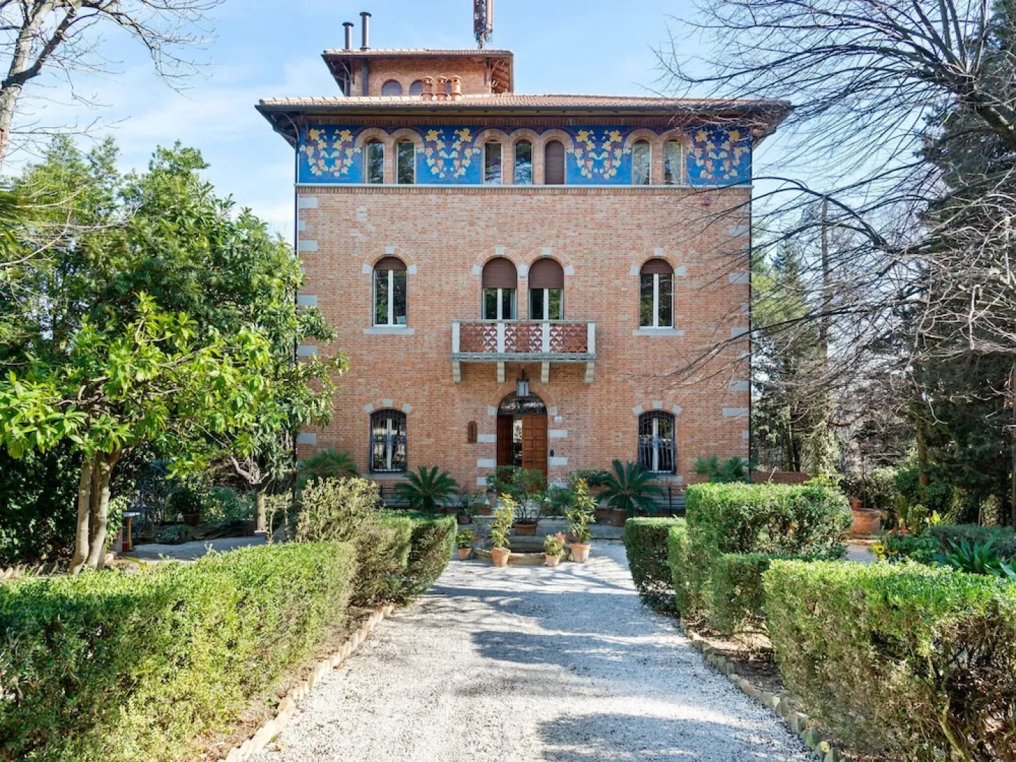 Plush Holiday Home in Macerata with Jacuzzi