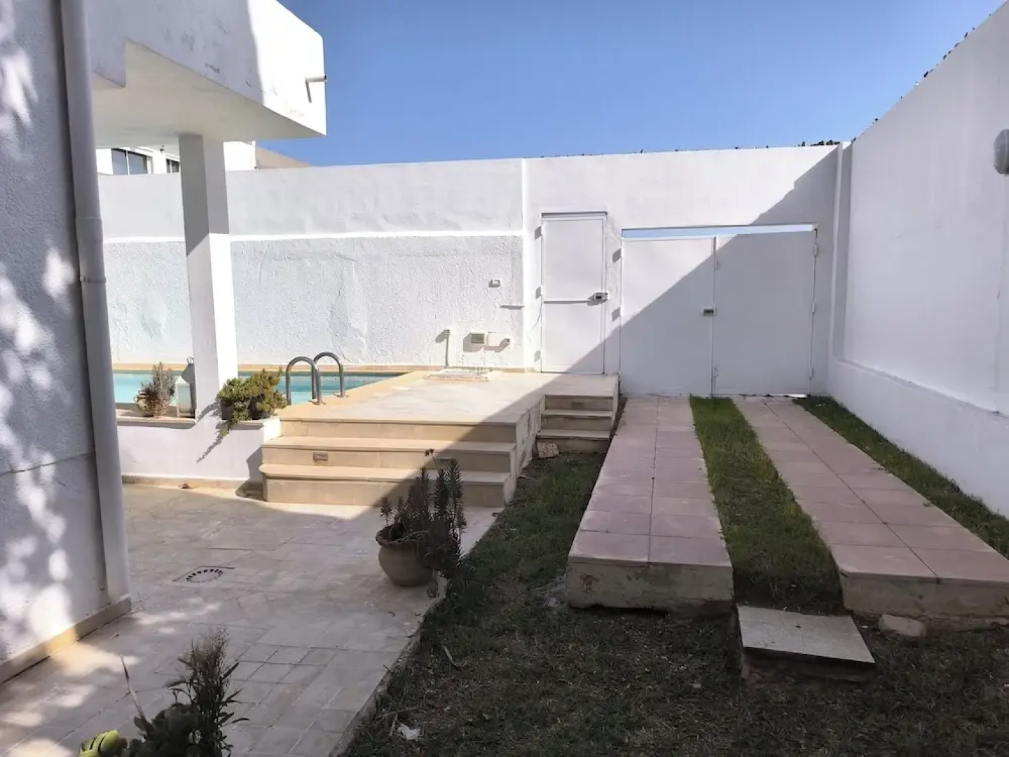 Stylish villa avec parking et piscine